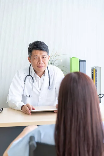 Ázsiai Orvos Beteg Beszélünk Valamit Miközben Asztalnál — Stock Fotó