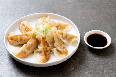 Japon gyoza 'sı ya da soya soslu hamur tatlısı.