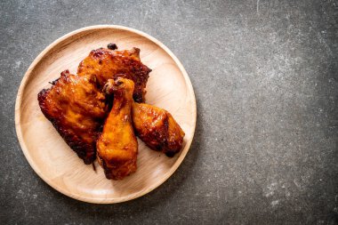 Masada ızgara ve ızgara tavuk.