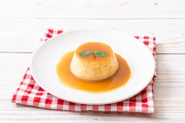 Naneli ev yapımı karamel kremalı puding.