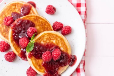 Taze ahududu ve frambuaz sos ile sufle gözleme