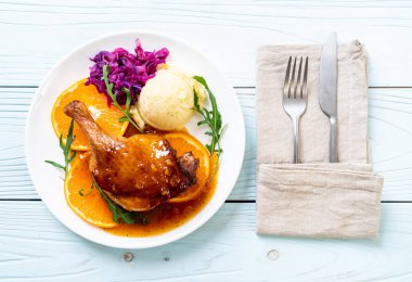 Portakal soslu biftek kızarmış ördek bacak