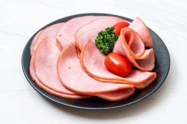 tabağa dilimlenmiş jambon füme