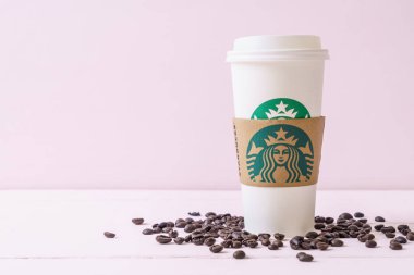 Bangkok, Tayland - 5 Haziran 2018: Beyaz kahve fincanı Starbucks logosu üzerinde tahta arka plan ile. Starbucks dünyanın en büyük kahve evi 61 ülke içinde 20.000'den fazla mağaza ile mi.