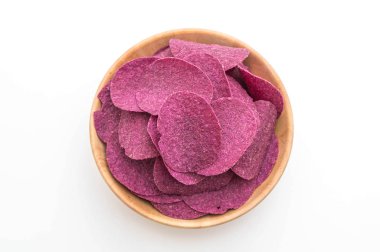 Beyaz arka planda izole edilmiş tatlı patates cipsi