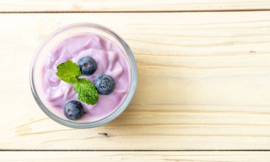 Taze yaban mersinli ev yapımı yoğurt