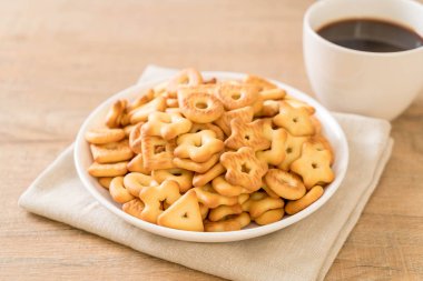 Kahveli bisküvi krakeri.