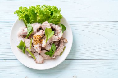 Soslu ve sebzeli haşlanmış balık sosu.