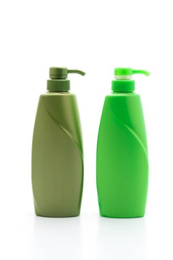 Beyaz arka plan üzerinde izole şampuan veya saç kremi şişe