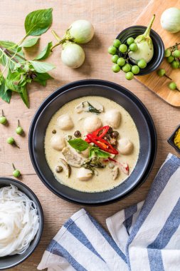 Balık top - Tay gıda ile yeşil köri