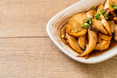 İstiridye soslu kızarmış kral istiridye mantarı. Sağlıklı, vejetaryen ya da vejetaryen yemek tarzı.