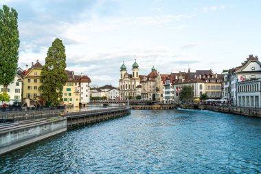 Tarihi kent merkezi, Lucerne (Luzern) İsviçre'deki ünlü Şapel Köprüsü ile.