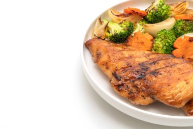 çukurunu tavuk göğsü biftek beyaz arka plan üzerinde izole sebze ile