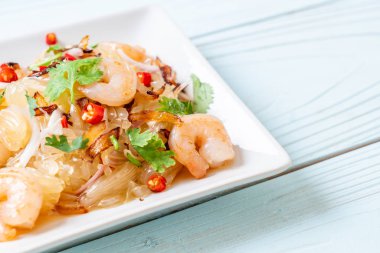 karides ve karidesli baharatlı pamelo salatası. Füzyon yiyecek tarzı.