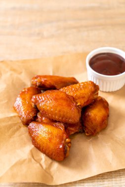 Barbekü tavuk kanadı sosu ile