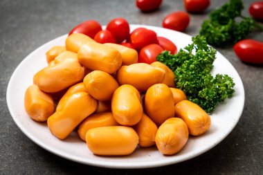 domuz eti kokteyl sosisi plaka üzerinde