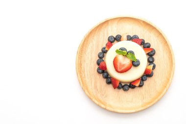 taze çilek ve beyaz arka plan üzerinde izole yaban mersini ile yoğurt puding