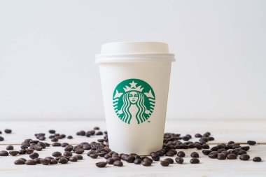 Bangkok, Tayland - 5 Haziran 2018: Beyaz kahve fincanı Starbucks logosu üzerinde tahta arka plan ile. Starbucks dünyanın en büyük kahve evi 61 ülke içinde 20.000'den fazla mağaza ile mi.
