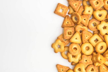 Beyaz arka plan üzerinde izole bisküvi kraker