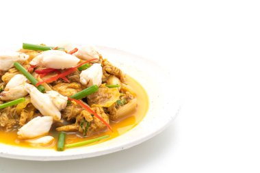 Beyaz arka plan üzerinde izole toz köri ile kızartılmış yengeç