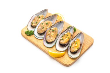 deniz ürünleri midye limon ve beyaz arka plan üzerinde izole maydanoz