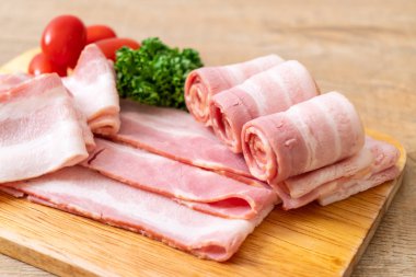 Ahşap tahta üzerinde çiğ domuz pastırma dilimlenmiş