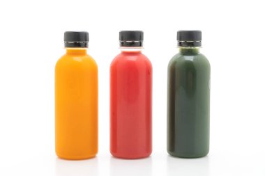 Beyaz arka plan üzerinde izole meyve ve sebze suyu şişe (sağlıklı içecek)