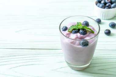 Taze yaban mersinli ev yapımı yoğurt