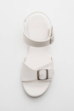 Kadınlar beyaz arka plan üzerinde izole sandalet deri