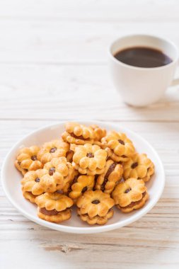 Hindistan cevizli bisküvi ve ananas reçeli.