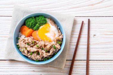 Donburi, domuz eti Pilav kasesi onsen yumurta ve sebze - Japon gıda tarzı