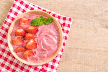 çilek smoothies kase - sağlıklı gıda tarzı