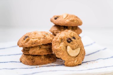 Kuru üzüm ve kavrulmuş kaşu fındık ile tatlılar