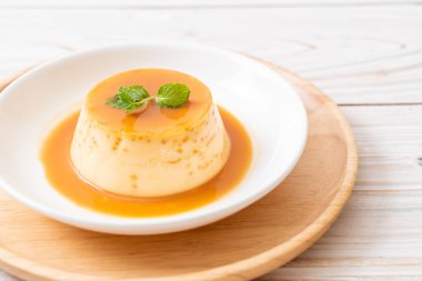 Naneli ev yapımı karamel kremalı puding.