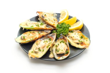 Beyaz arka plan üzerinde izole peynir pişmiş taze midye