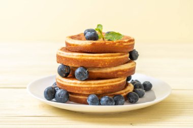 Taze yaban mersinli gözleme.