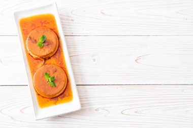 Ev yapımı karamel kremalı puding ahşap arka plan üzerinde