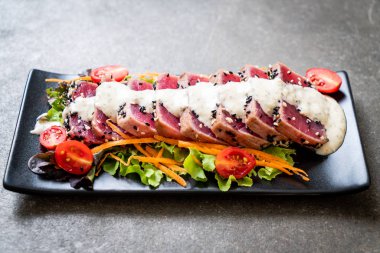 Sebze salatası ve soslu taze ton balığı. Sağlıklı yiyecek.