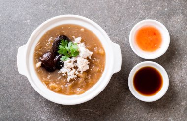 Yengeç kase kırmızı et suyu çorbası kızarmış balık Maw