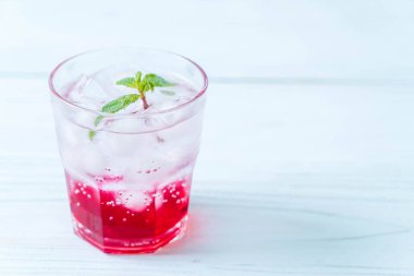 ahşap masa buzlu çilekli soda