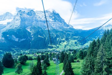 Teleferik görünümünden İsviçre köyde Grindelwald