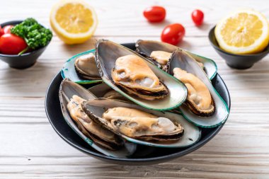 üzerinde siyah kase taze midye