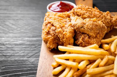 Kızarmış tavuk, patates kızartması ve nugget yemeği. Abur cubur ve sağlıksız yemek.