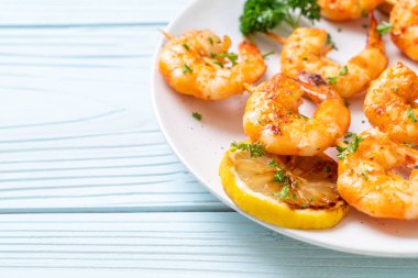 Limon - deniz ürünleri tarzı ile ızgara kaplan karides şiş