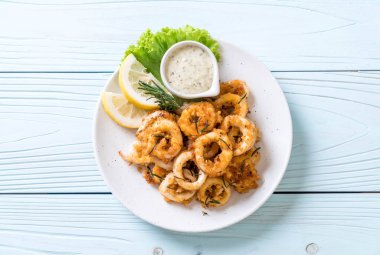 Kızarmış squids ve ahtapot (kalamar) soslu - sağlıksız gıdalar