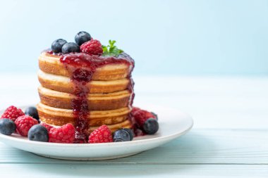 Taze ahududu ve yabanmersinli gözleme.