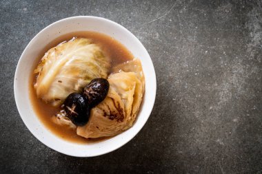 kırmızı mantar - vegan ve Asya tarzı Vejetaryen yiyecekler çorbası haşlanmış lahana