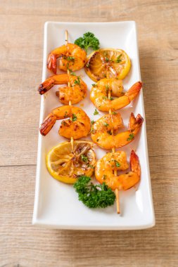 Limon - deniz ürünleri tarzı ile ızgara kaplan karides şiş