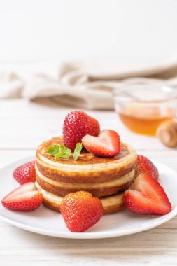 taze çilek ile sufle gözleme