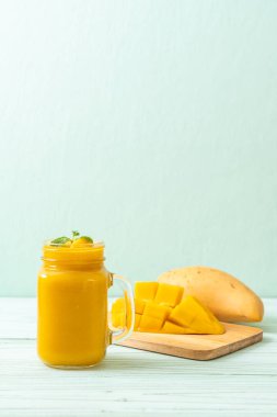 taze mango smoothies - sağlıklı yiyecek ve içecek konsepti